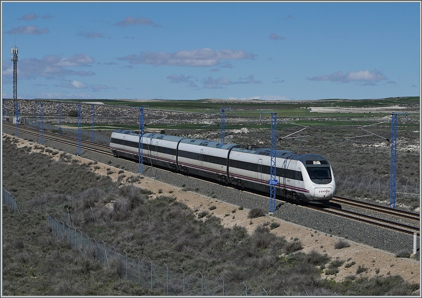 Der RENFE Aliva Serie 120 ist der Aliva 533 von San Sebastian nach Barceolona; dieser Zug fährt hier über die Hochgeschwindigkeitstrecke bei Bujaraloz.

18.04.2024 