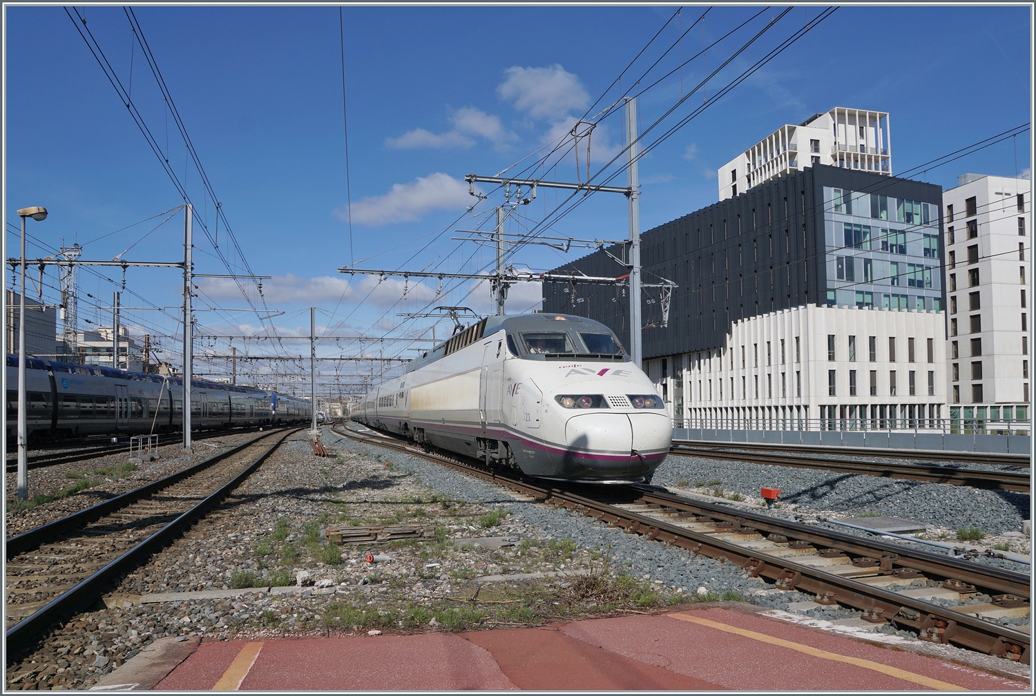 Der RENFE AVE 100 221-1 (9 6 71 9-100 221-1) erreicht zur Bereitstellung vom (ehemaligen) Bahnhof Lyon Brottaux, wo der Zug kurzzeitig abgestellt war, den Bahnhof Lyon Part Dieu. Der RENFE AVE 100 122 wird als AVE 9742 nach Barcelona Sants fahren.

13. März 20214