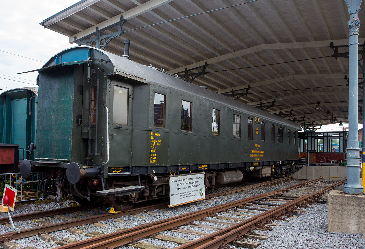 Der restaurierte historische DRG Meßwagen für Schwingungsuntersuchungen Lokmotivversuchsabteilung Grunewald, (Berlin) Bln 700 587, vom berühmten Lokomotiv- Versuchsamtes (LVA) in Berlin Grunewald, am 26 Mai 2024 beim Lokschuppen Hochdahl vom Eisenbahn- und Heimatmuseum Erkrath-Hochdahl e.V..

Bei dem Wagen handelt es sich um einen 1928 von der Sächsischen Waggonfabrik Werdau gebauten Wagen, der von der Lokomotivversuchsabteilung Grunewald für lokomotivtechnische Untersuchungen genutzt wurde. Die Arbeiten wurden im Rahmen des Förderprogramms „Verkehrshistorische Kulturgüter“ durch die NRW-Landesregierung gefördert.

Ursprünglich war der Wagen 1928 von der Sächsischen Waggonfabrik Werdau (die im gleichen Jahr mit Linke-Hofmann-Busch fusionierte) als Packwagen Pw4ü-28  Ost 90203, ein genieteter Einheitsschnellzugwagen (Ganzstahlwagen der Bauart 28), für die DRG gebaut worden. Aber bereits 1930 wurde er zum Meßwagen für Lauf- und Schwingungsforschung 105 136 Ost, für das Lokomotiv-Versuchsamt Grunewald (LVA) umgebaut. Nach dem 2. Weltkrieg wurde das LVA in der Bundesrepublik Deutschland zunächst in Göttingen als Bundesbahn-Zentralamt (BZA), später in Minden sowie in München fortgesetzt. Der Meßwagen (der Gattung Dienst4ü) wurde 1934 zum DRB Bln 700587 (Berlin 700 587) umgezeichnet. 

Dieser Wagen verblieb nach dem Krieg im Westen und wurde so zum Meßwagen DB Han 729 031 der Deutschen Bundesbahn beim BZA Göttingen. Ab 1952 dann DB Han 5044 der Gattung Meßwagen 318 vom BZA Minden (Westf.), später 51 80 99-60 010-9 D-DB. Weitere Nummer, Bezeichnungen und Gattungen waren:
Köl 5406 Unterrichtswagen 338 bzw. Eignungstestwagen 348
60 80 99-69 901-9 D-DB Unterrichtswagen 338 beim Bww Köln-Deutzerfeld

So hatte der fast 100jährige Wagen ein bewegtes vielfältiges Leben, aktuell befindet er sich im Besitz nun vom Eisenbahn- und Heimatmuseum Erkrath-Hochdahl. Von Messeinrichtung ist im Wagen nichts mehr zu sehen, nur im Fußboden verlaufen noch viele Kabel. 

TECHNISCHE DATEN (laut Anschriften): 
Spurweite: 1.435 mm (Normalspur)
Achsanzahl: 4 (in 2 Drehgestellen)
Länge über Puffer: 19.680 mm 
Drehzapfenabstand: 12.360	mm
Achsabstand im Drehgestell: 3.600 mm  
Drehgestell Bauart: Drehgestelle Bauart Görlitz II
Eigengewicht: 39.200 kg 
Max. Zuladung: 9.500 kg
Tragfähigkeit: 10.000 kg

Die Drehgestelle der Bauart Görlitz II wurden 1925 von der damaligen Waggon- und Maschinenbau AG (WUMAG) in Görlitz ursprünglich für die Wagen des FD Rheingold entwickelt, um den Reisenden besondere Laufruhe zu bieten. Sie wurden später auch für die Schnellzugwagen der Bauart 28 verwendet. Der Achsstand beträgt wie beim Vorgänger (Görlitz I) 3.600 mm. Die Drehgestelle verfügen über Wiegen, die auf in Längsrichtung angeordneten Blattfedern gelagert sind, zudem verfügt die Bauart Görlitz II über eine zusätzliche Federung. Anfangs wurden Torsionsfedern, später (wie hier) Schraubenfedern verwendet.
