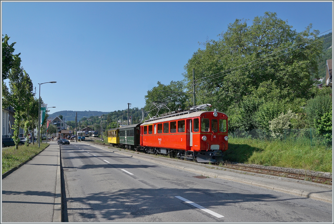 Der RhB ABe 4/4 35 der Blonay-Chamby Bahn mit den beiden RhB BC2 N° 121 und As2 N°2 als Riviera Belle Epoque Express auf der Rückfahrt von Vevey nach von Chaulin und verlässt den Bahnhof von Blonay. 

28. Juli 2024