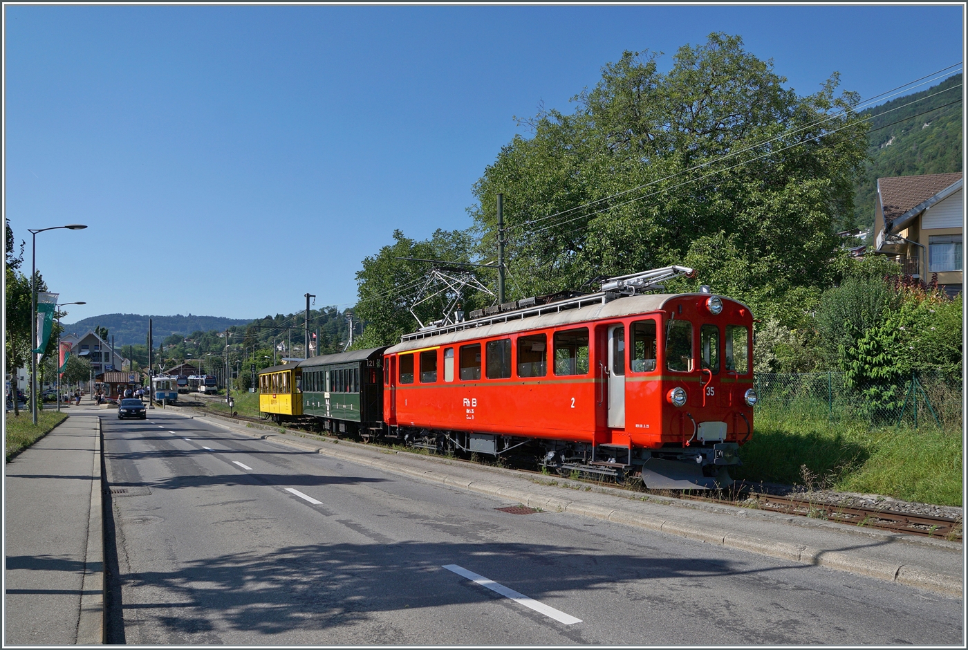 Der RhB ABe 4/4 N° 35 der Blonay-Chamby Bahn mit den beiden RhB Reisezugwagen BC2 N° 121 und As2 N°2 ist als Riviera Belle Epoque Express auf der Rückfahrt von Vevey nach von Chaulin und verlässt den Bahnhof von Blonay. 

28. Juli 2024 