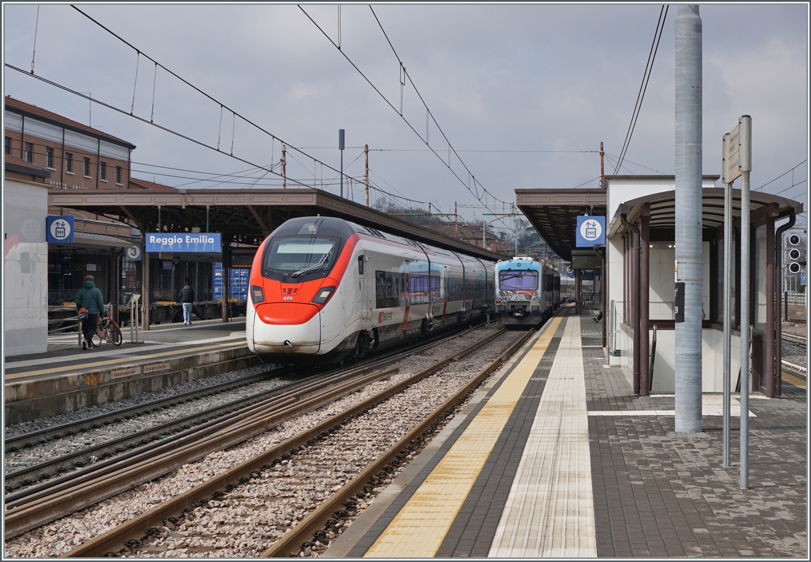 Der SBB  Giruno  RABe 501 018   Appenzell Ausserrhoden  erreicht als EC 307 den Bahnhof  Reggio Emilia und somit schon bald sein Ziel Bologna. Da der Zug weder die AV nutzt, noch einen passenden Fahrplan von Chiasso nach Milano aufweist, zeigt sich die Auslastung ziemlich beschieden. Auch stellt sich die Frage, ob Bologna die richtige Zieldestination ist, Rimini im Hochsommer, Firenze in der übrigen Zeit wären wohl etwas attraktiver. 

14. März 2023
