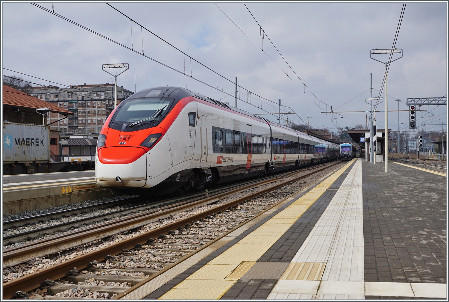 Der SBB  Giruno  RABe 501 018  Appenzell Ausserrhoden  erreicht als EC 307 den Bahnhof Reggio Emilia und somit schon bald sein Ziel Bologna. 


14. März 2023