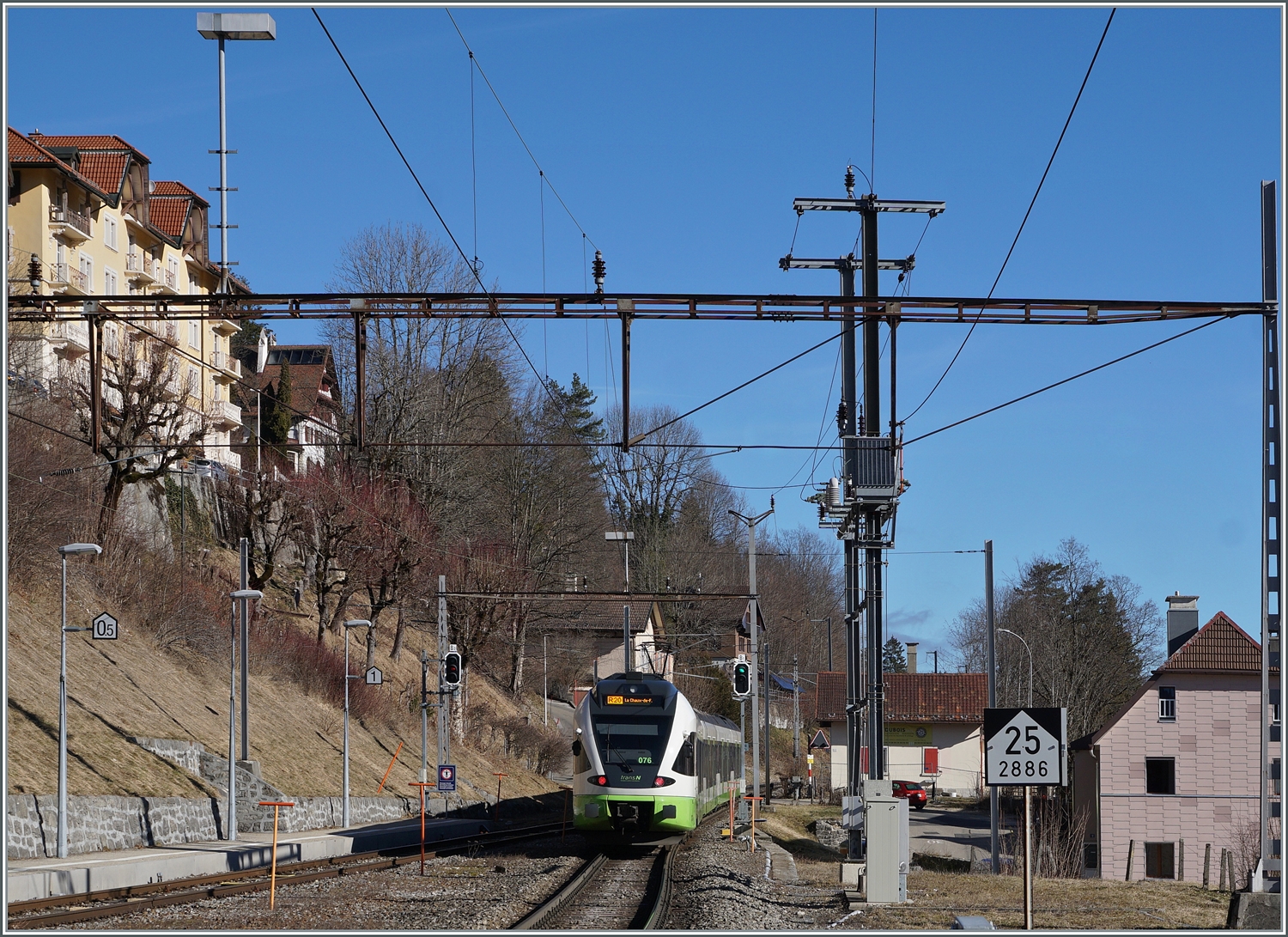 Der von den SBB langfristig an die tranN vermietete Flirt RABe 523 076 verlässt Le Locle als R20 mit dem Ziel La Chaux-de-Fonds. Dort besteht dann Anschluss nach Bern. 

2. Februar 2024 