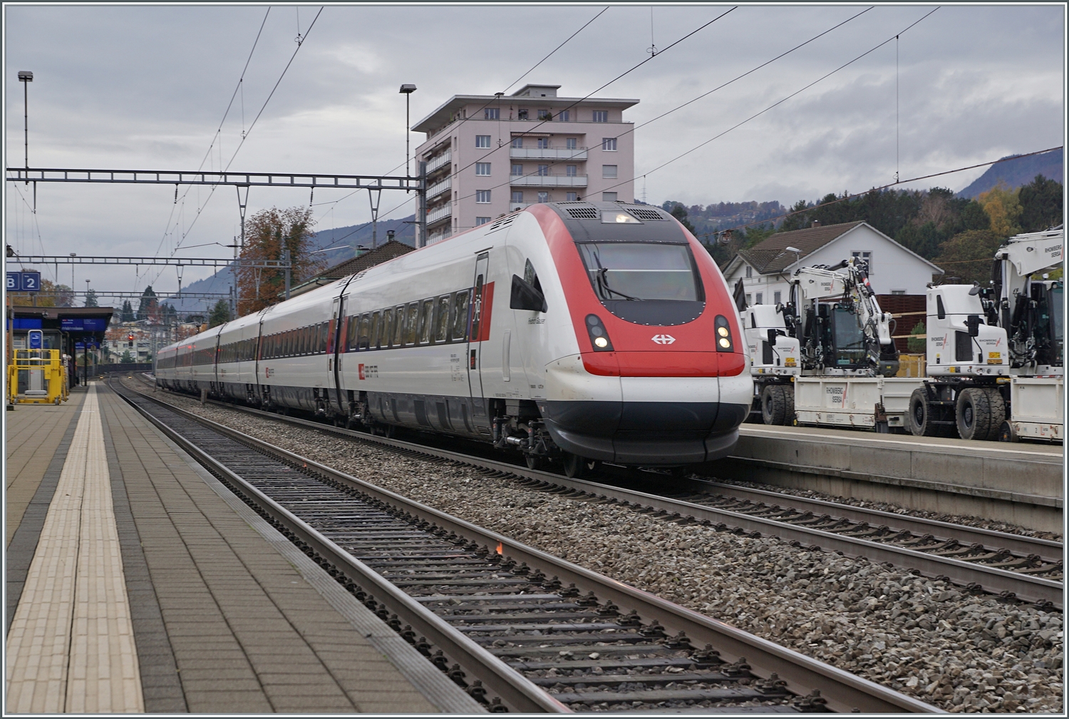 Der SBB RABe 500 ICN 94 85 0 500 019-0 CH-SBB ist als IC 5 von Lausanne nach Zürich unterwegs und verlässt nach einem kurzen Halt Grenchen Süd. 

18. Nov. 2023