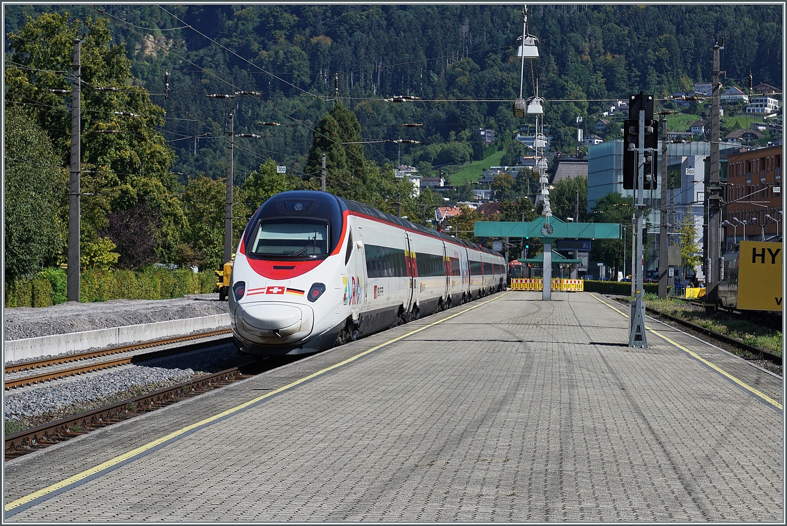 Der SBB RABe 503 018 mit entsprechender (Werbe)-Lackierung verlässt auf der Fahrt von Zürich nach München das österreichische Bregenz. 

13. September 2022