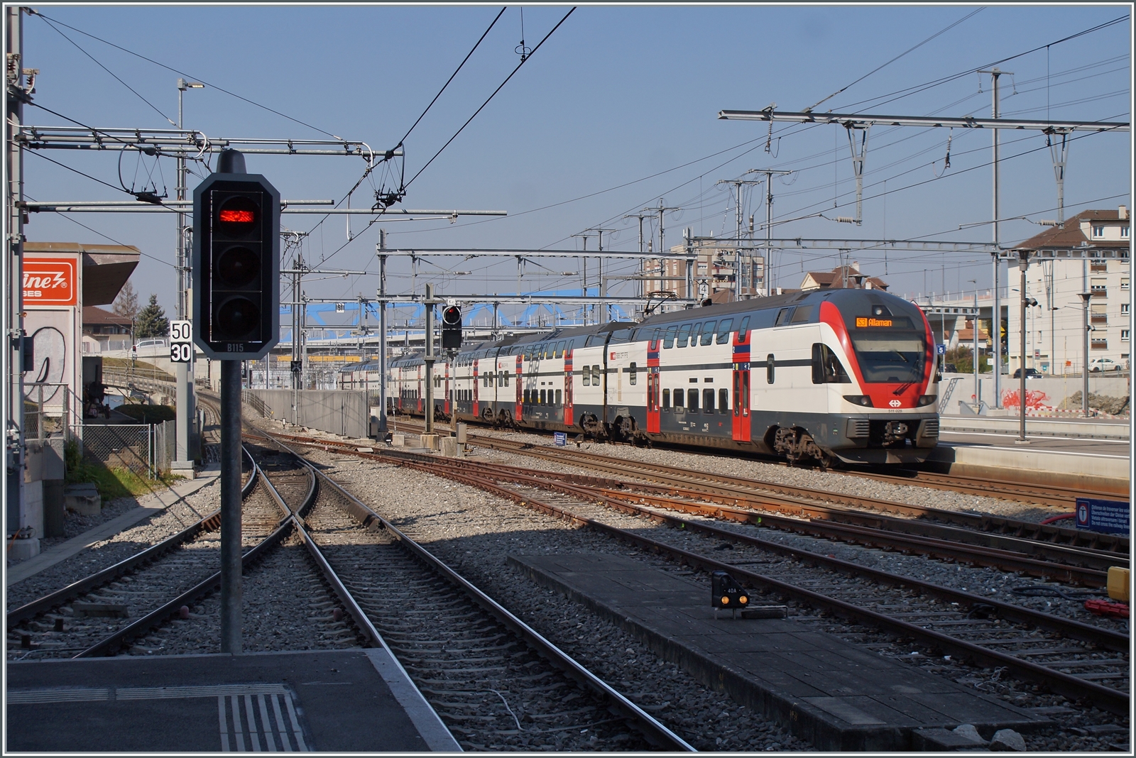 Der SBB RABe 511 025 verlässt Renens mit dem Ziel Allaman.

10. März 2022