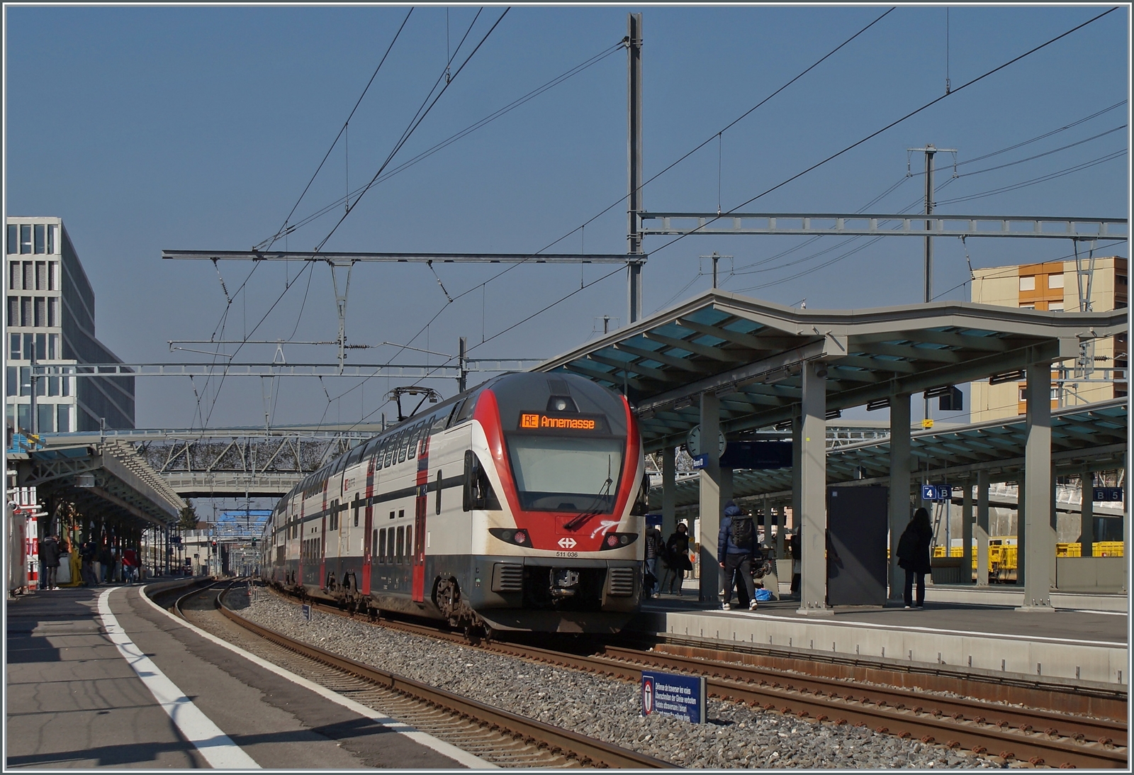 Der SBB RABe 511 036 ist in Renens VD als RE auf dem Weg nach Annemasse. 

10. März 2022