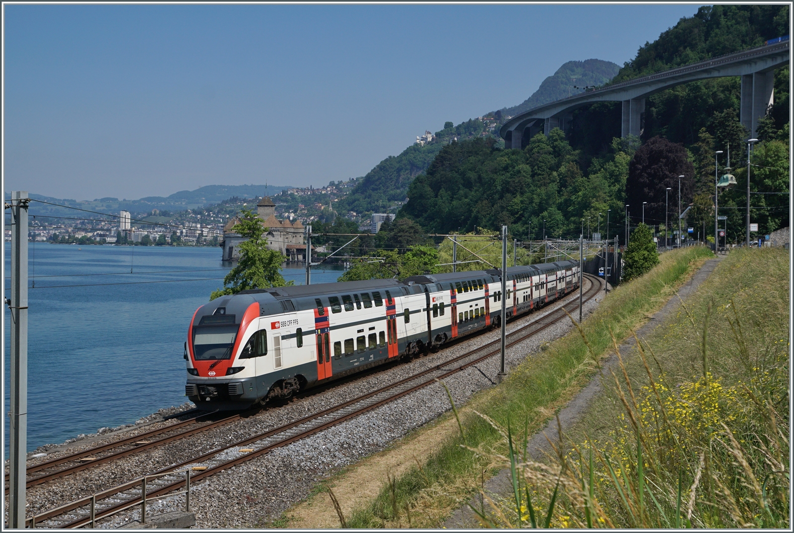 Der SBB RABe 511 049 ist beim Château de Chillon auf dem Weg nach Annemasse.

31. Mai 2023