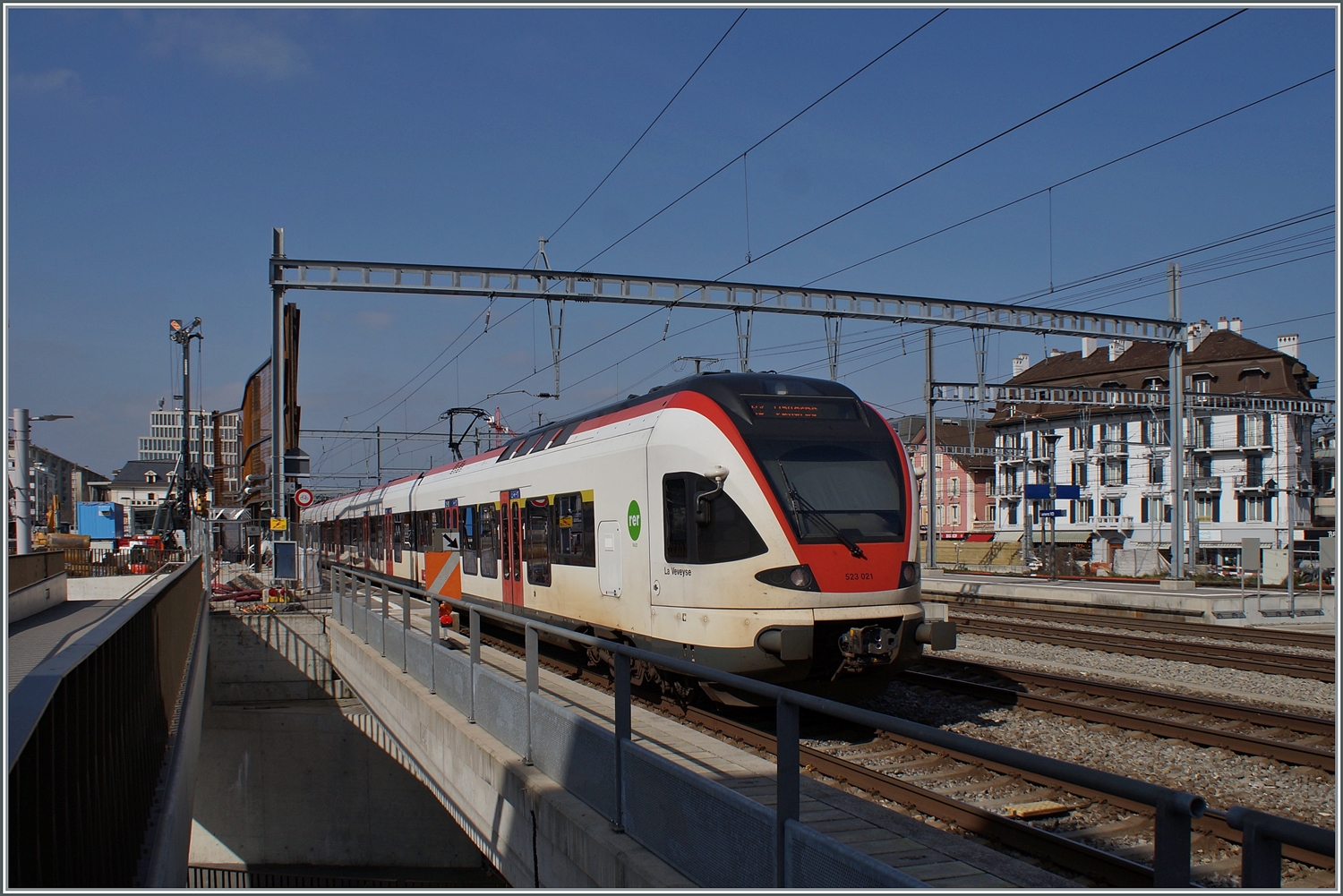 Der SBB RABe 523 021  La Veveyse  erreicht als R3 nach Vallorbe den Bahnhof von Renens VD.

29. Feb 2024