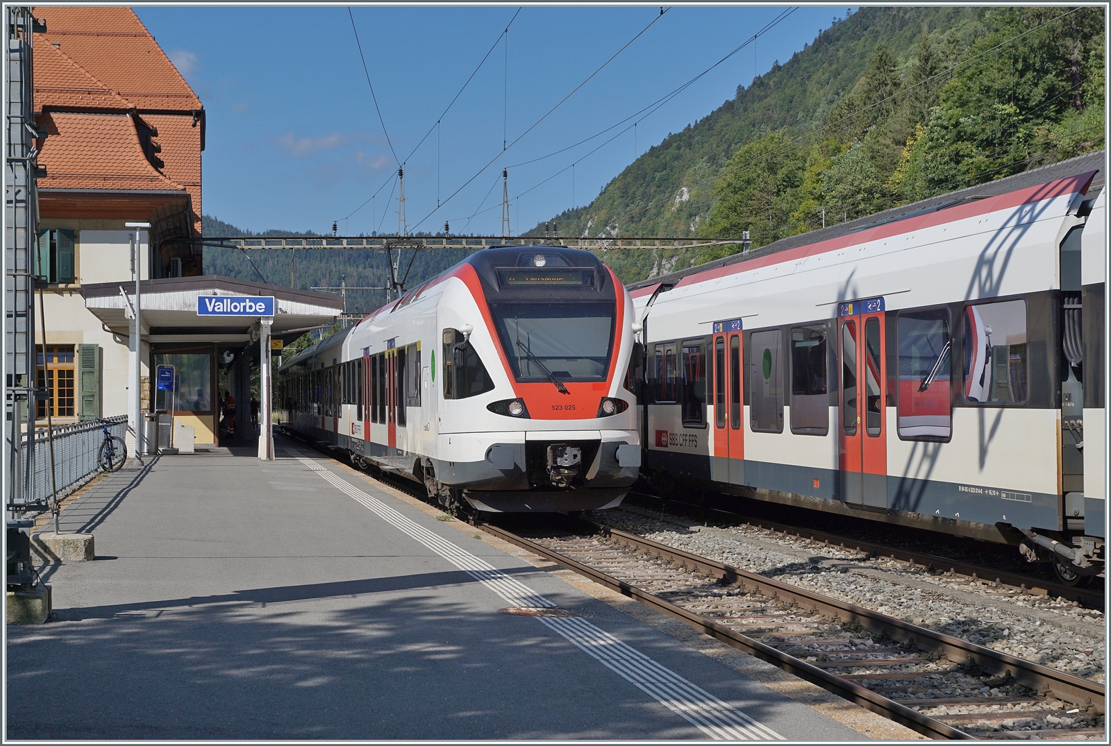 Der SBB RABe 523 025 wartet in Vallorbe als S4 auf die Abfahrt nach Lausanne.

21. Juli 2022