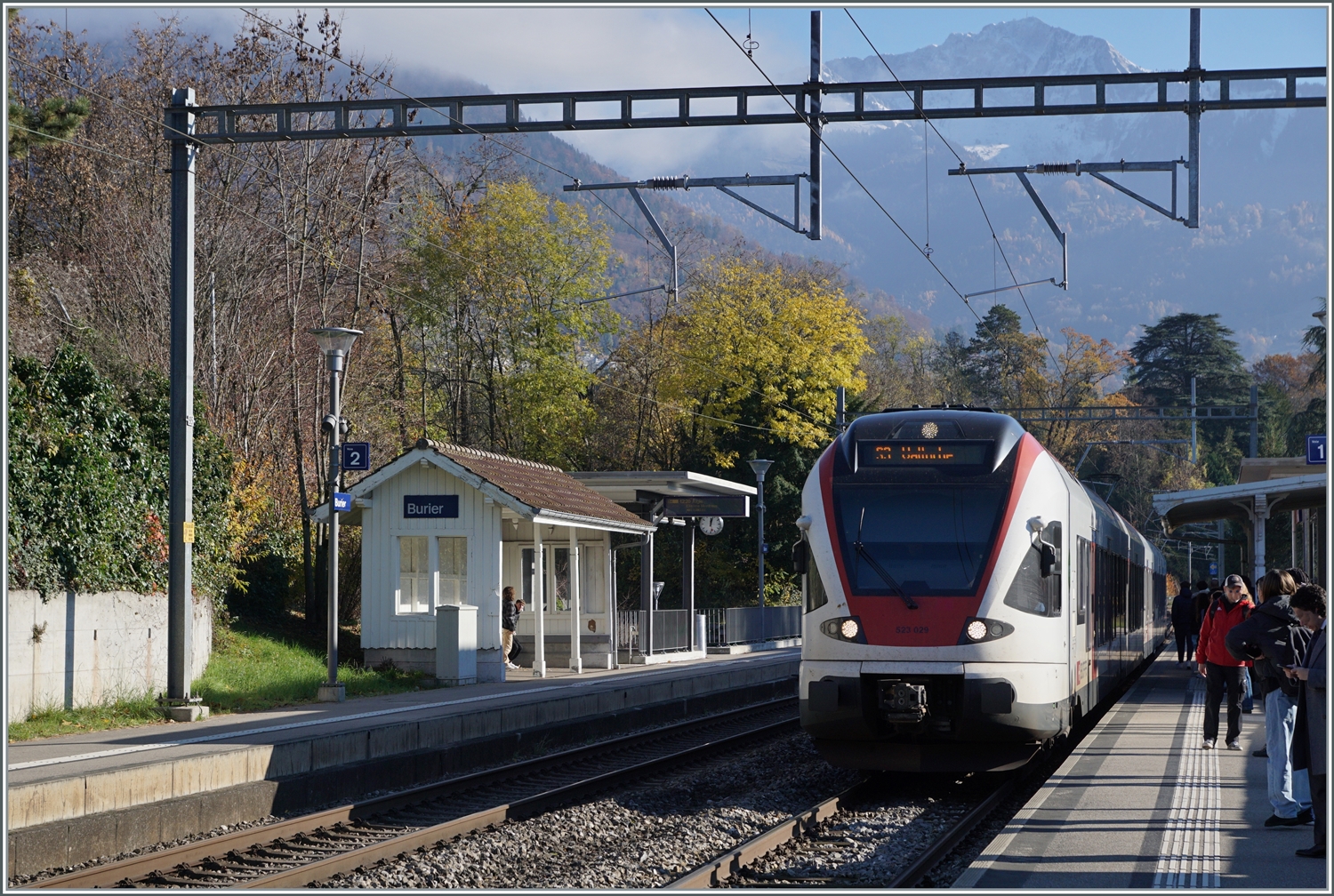 Der SBB RABe 523 029 als S3 nach Vallorbe erreicht Burier. Doch das eigentliche Motiv, ist das hübsche Wartehäuschen auf Gleis 2 welche erfolgreich der Modernisation widerstanden hat.

23. Nov. 2023