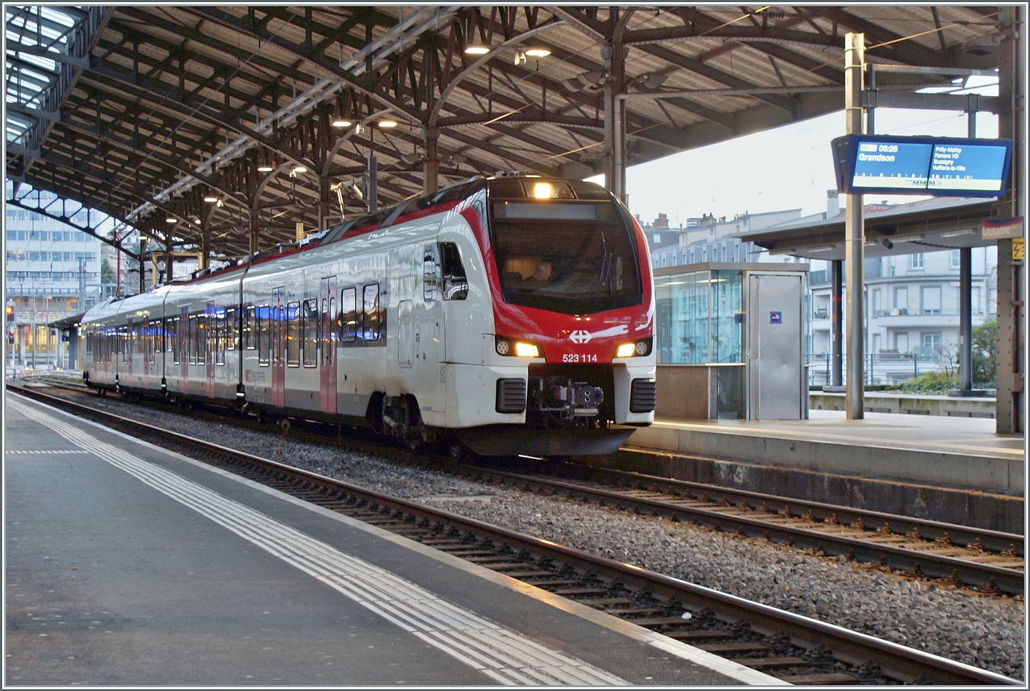 Der SBB RABe 523 104 wartet als Regio R2 auf die Abfahrt nach Grandson. Leider ist der Zug nicht mit  Bonne Année 2024  beschriftet.

1. Jan. 2024