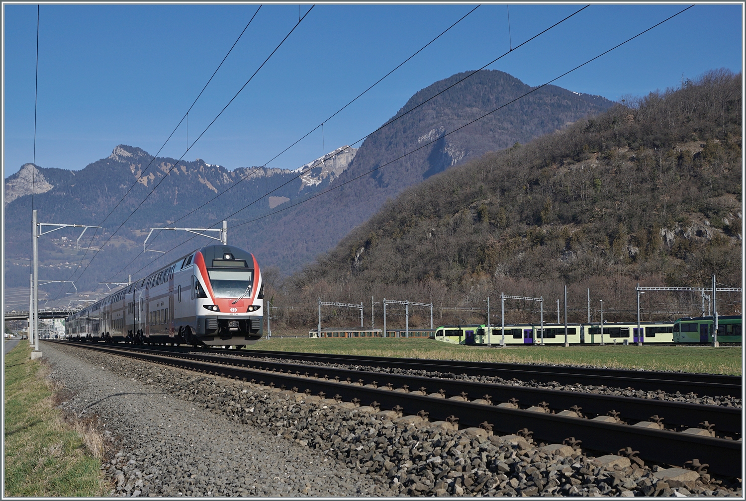 Der SBB Stadler KISS RABe 511 038 ist kurz nach Aigle als RE 33 auf dem Weg nach St-Maurice. Rechts im Bild das TPC Dépôt En Châlet mit verschiedenen TPC Fahrzeugen.

4. Feb. 2024