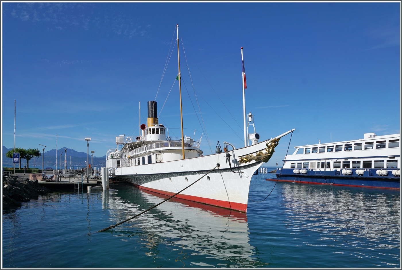 Der Schaufelraddampfer  La Suisse  der CGN wartet im Hafen von Lausanne Ouchy auf die Abfahrt.

5. Juli 2024