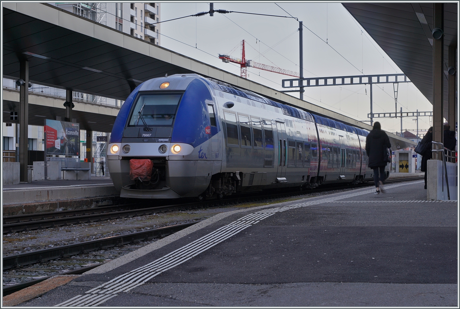 Der SNCF X 76667 wartet in La Chaux de Fonds auf die Abfahrt nach Besançon Viotte. Das Bild wurde langzeitbelichtet, dabei besteht der zu sehende Nachteil, dass jemand ins Bild laufen kann...

3. Feb. 2024