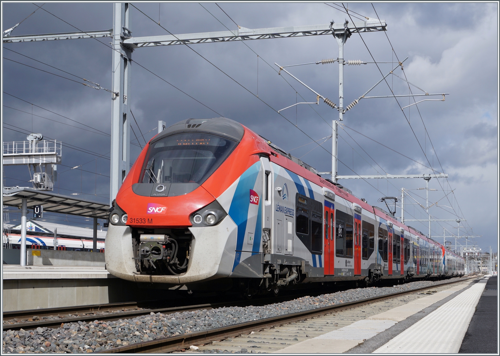 Der SNCF Z 31533 (Coradia Polyvalent régional tricourat) wartet in Annemasse im Sonnenlicht vor dem Hintergrund dunkler Wolken auf die Abfahrt nach Bellegarde (Ain). 

10. März 2023
