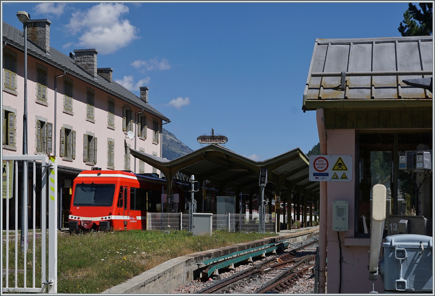 Der SNCF Z 853 hat ein Ziel Vallorcine erreciht.

1. Aug. 2022