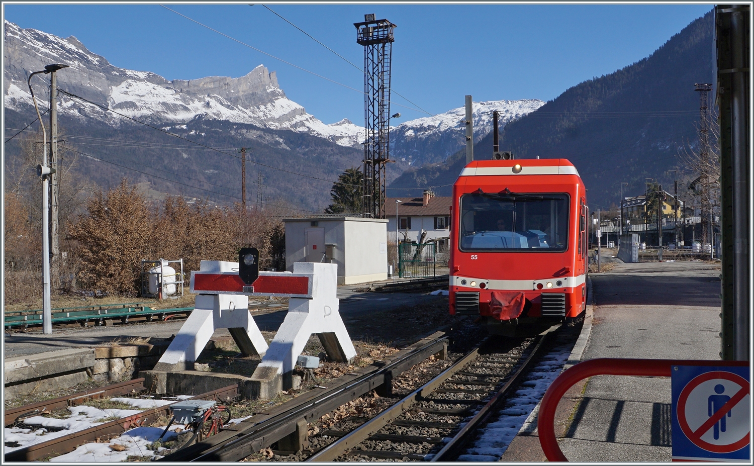 Der SNCF Z 855 erreicht von Vallorcine kommend sein Ziel Saint Gervais les Bains le Fayet. Der Zug wird später weggestellt werden.

14. Februar 2023