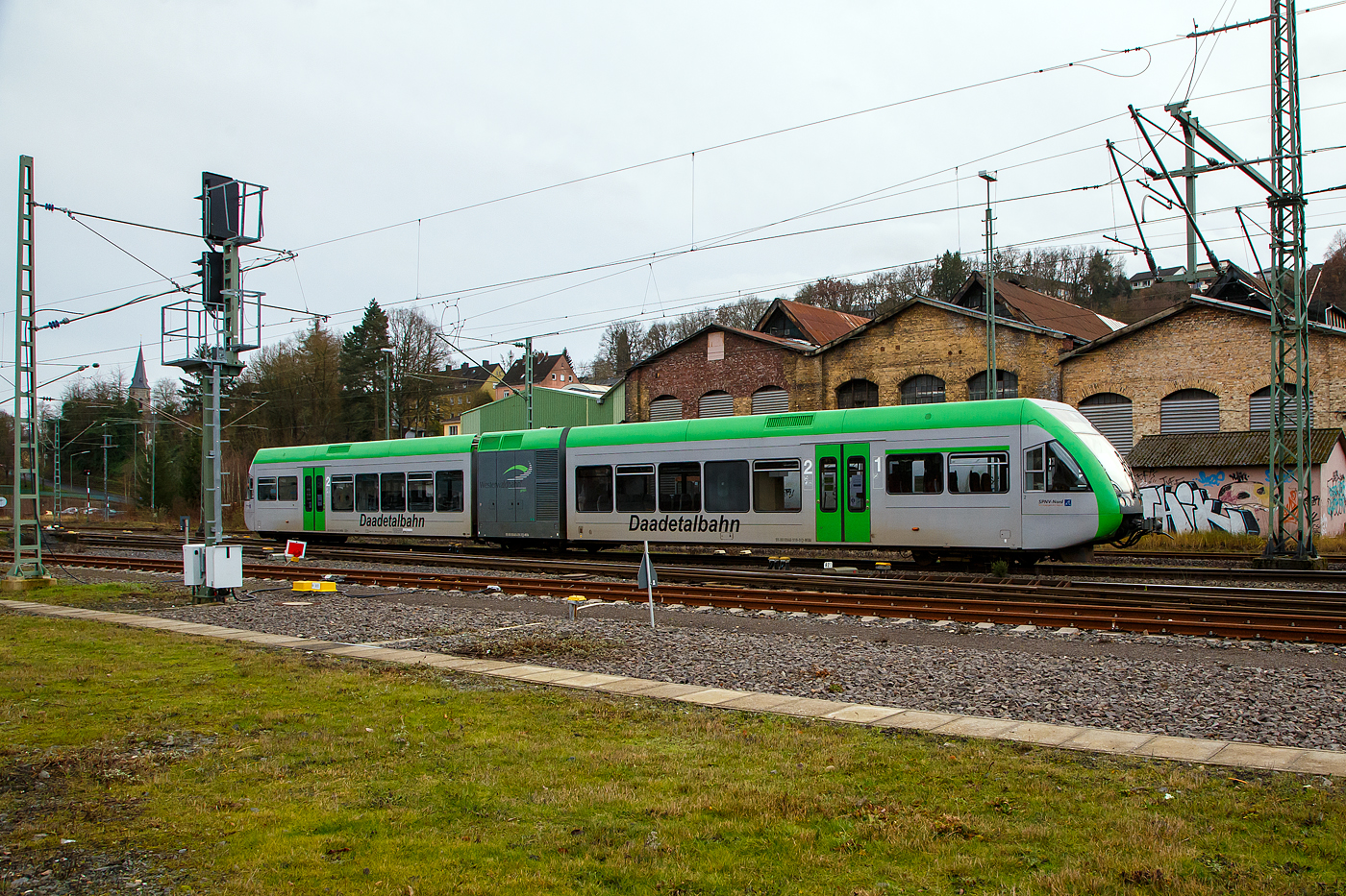 Der Stadler GTW 2/6 - VT 525 118 (95 80 0946 418-0 D-WEBA / 95 80 0646 418-3 D-WEBA / 95 80 0946 918-9 D-WEBA) der Westerwaldbahn des Kreises Altenkirchen GmbH (WEBA)  Daadetalbahn , ex VT 118 der Hellertalbahn, kommt am 11.01.2023, auf Betriebsfahrt vom Betriebshof der WEBA aus Steinebach-Bindweide, in Betzdorf (Sieg) an.

Es ist ein alter Bekannter...
Dieser Triebwagen wurde 1999 bei der DWA in Bautzen (Deutsche Waggonbau AG, heute Bombardier Transportation) unter der Fabriknummer 525/003 für die Hessische Landesbahn (HLB) gebaut und war wie zwei Weitere (VT 116 und 117) an die HellertalBahn GmbH vermietet. Zum Fahrplanwechsel am 13. Dezember 2015 wurde der Nahverkehrsbetrieb an die Hessische Landesbahn übergeben, die die Ausschreibung des Eifel-Westerwald-Sieg-Netzes gewonnen hatte. Zwei der Triebwagen wurde dann an die WEBA verkauft.