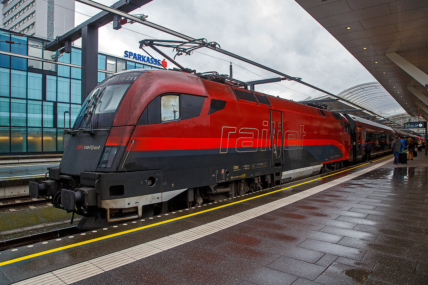 Der Taurus II BB 1116 211 (A-BB 91 81 1116 211-4) “Spirit of Munich” am 11.09.2022, mit dem BB Railjet nach Wien Flughafen im Hauptbahnhof Salzburg.

Die Elektrische Universallokomotive vom Typ Siemens ES64U2  (Taurus II)  wurde 2004 von Siemens im TS Werk Linz unter der Fabriknummer 20932 gebaut und an die BB (sterreichische Bundesbahnen) als 1116  211-2  geliefert. Sie hat die Zulassungen fr sterreich, Deutschland, Schweiz, Ungarn, Slowakei und Tschechien.
