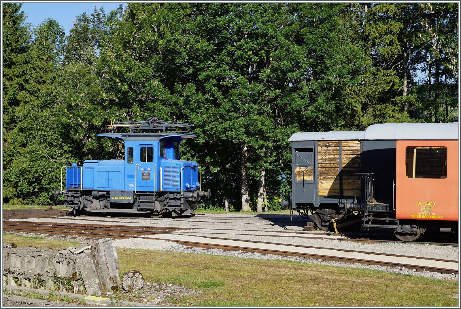 Der Tem II 221 N° 288 (97 85 1221 288-4) der CTVJ Compagnie du Train à Vapeur de la Vallé de Joux in Le Pont.

21. Juli 2022