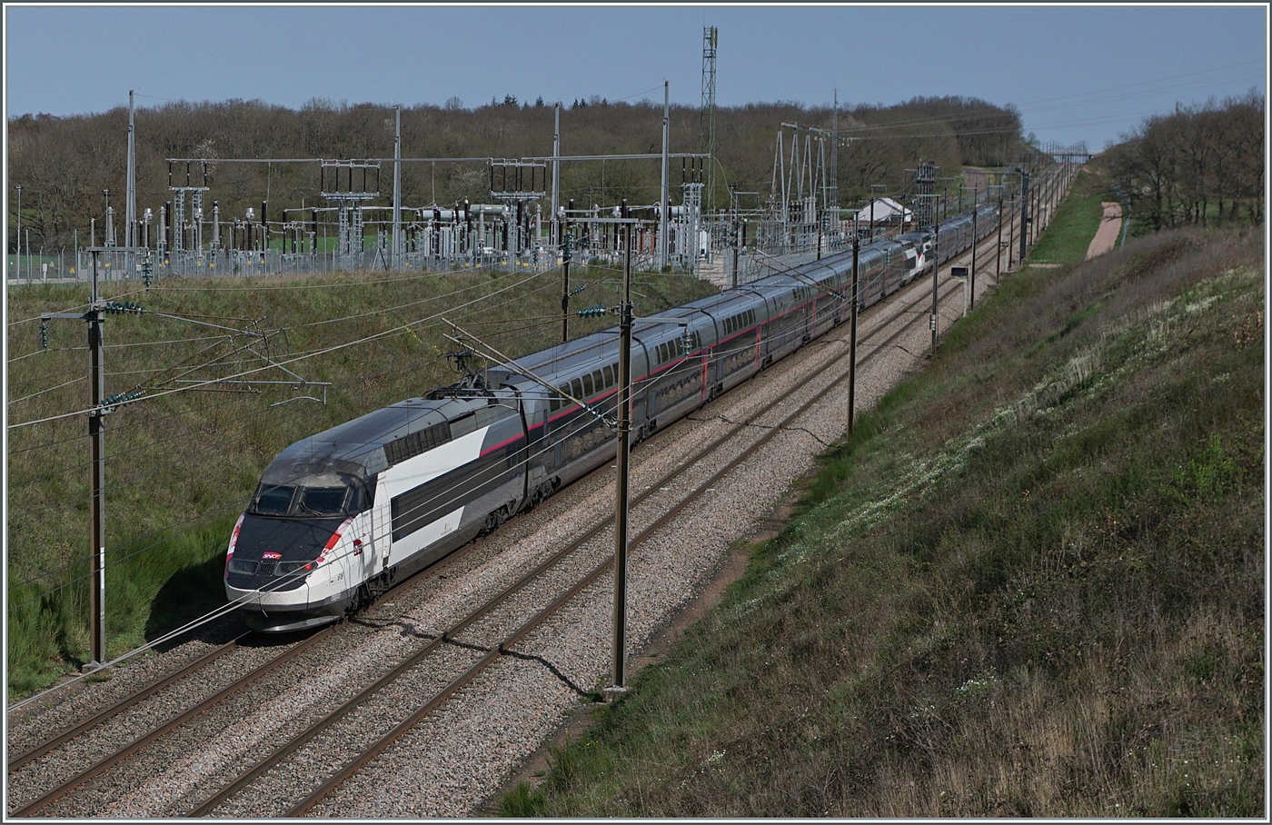 Der TGV Triebzug (Rame) 616 und ein weitert sind bei Saint Émiland als TGV 6112 von Marseille nach Paris Gare de Lyon unterwegs.

Auf diesem Streckenabschnitt verkehren die Züge mit bis zu 270 km/h pro Stunde. (Weiter südlich und nördlich mit bis zu 300 km/h). 6. April 2024