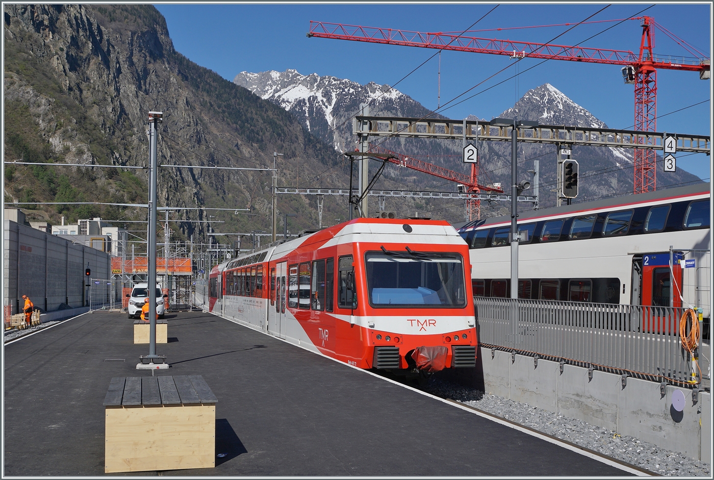 Der TMR Beh 4/8 N° 72 mit der UIC Nummer 72 (UIC 90 85 838 072-4 CH-TMRSA) hat sein Ziel Martigny erreicht. Der Bahnhofsteil der M-C wurde einige Monate lange umgebaut und wie man sieht, sind die Arbeiten noch nicht ganz abgeschlossen. 

9. April 2026