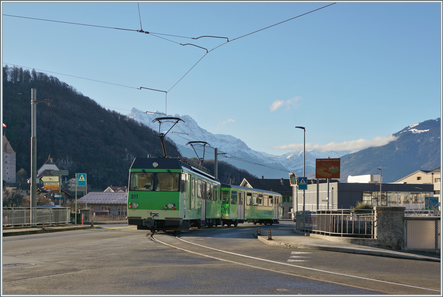 Der TPC A-L BDeh 4/4 311 mit Bt verlässt Aigle Dépôt in Richtung Bahnhof Aigle.

27. Jan. 2024