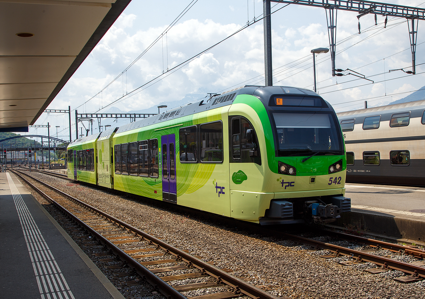 Der (TPC) AOMC/ACD Beh 2/6 542, ein Stadler SURF, steht am 28 Mai 2023 im Bahnhof Aigle zur Abfahrt nach Champéry bereit.

Wie für Stefan, gehören auch für mich die (TPC) AOMC/ACD Beh 2/6 zu den schönsten Stadler SURF Zügen. SURF steht für Série Unifiée Romande pour Réseau Ferré métrique (Einheitliche Serie für das Westschweizer Meterspurige Schienennetz). Diese ab 2015 gebaute meterspurige Triebzüge mit gemischtem Adhäsions- und Zahnradbetrieb gehören zu den Stadler GTW der 4. Generation.

