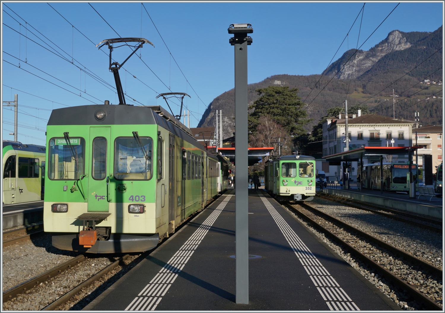 Der TPC ASD BDe 4/4 403 mit Bt 431 und BDe 4/4 402 warten in Aigle auf die Abfahrt nach Les Diablerets. 

27. Jan. 2024