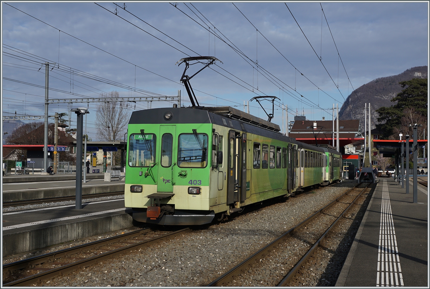 Der TPC BDe 4/4 403, Bt und BDe 4/4 402 warten in Aigle als Regio 72 auf die Abfahrt nach Les Dialberets. 

17. Februar 2024 