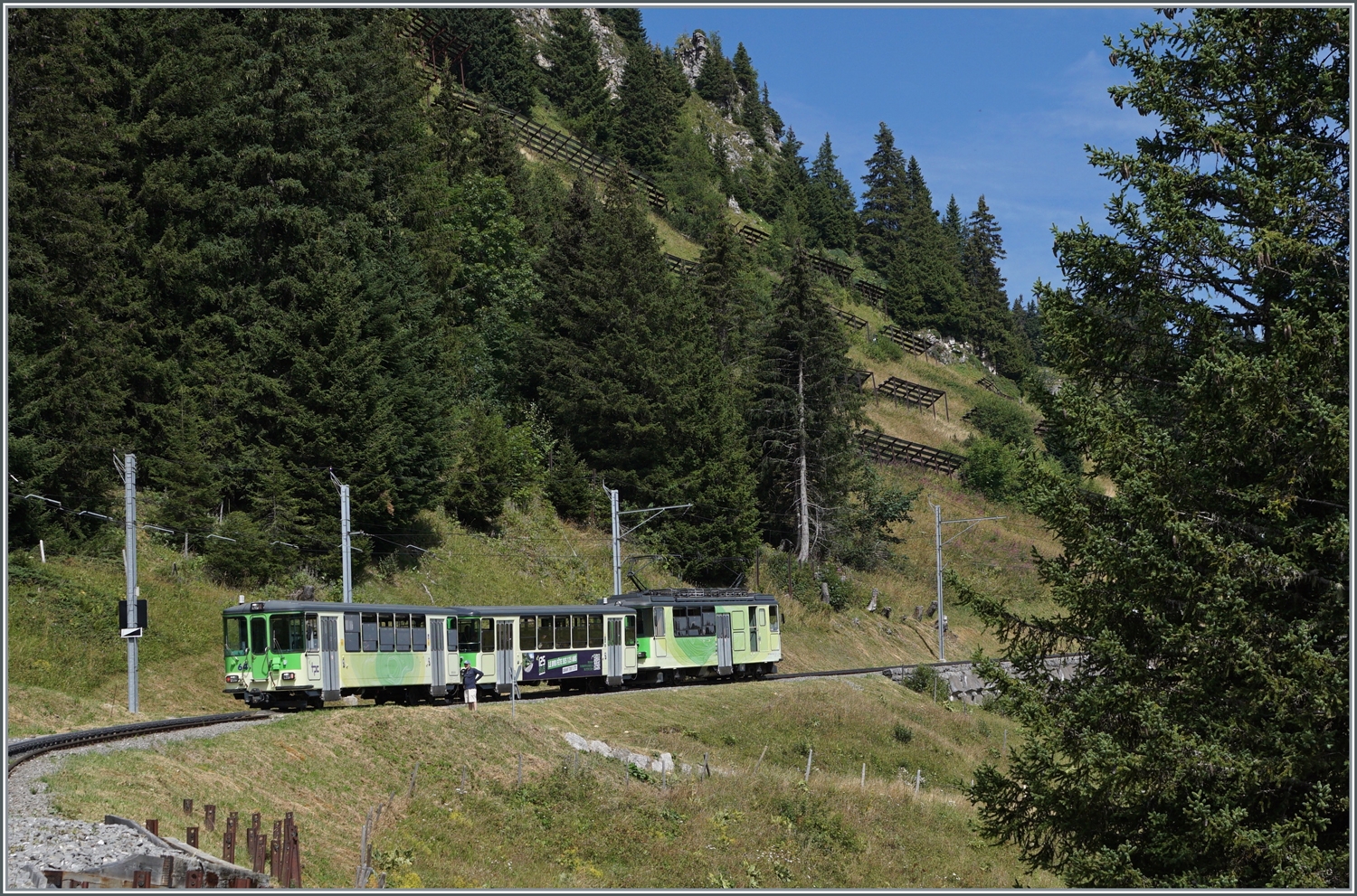 Der TPC BVB BDeh 4/4 ist als BVB Regionalzug von Villars nach Col-de-Bretaye kurz nach dem Bahnhof von Bouquetin auf der Fahrt zur Gipfelstation.

19. August 2023