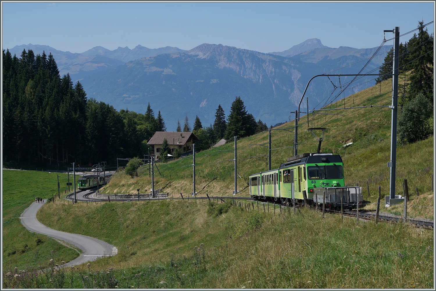 Der TPC BVB BDeh 4/4 83 nähert sich mit seinem Zug Col-de-Soud, wo bereits der Gegenzug wartet. 

19. Aug. 2023