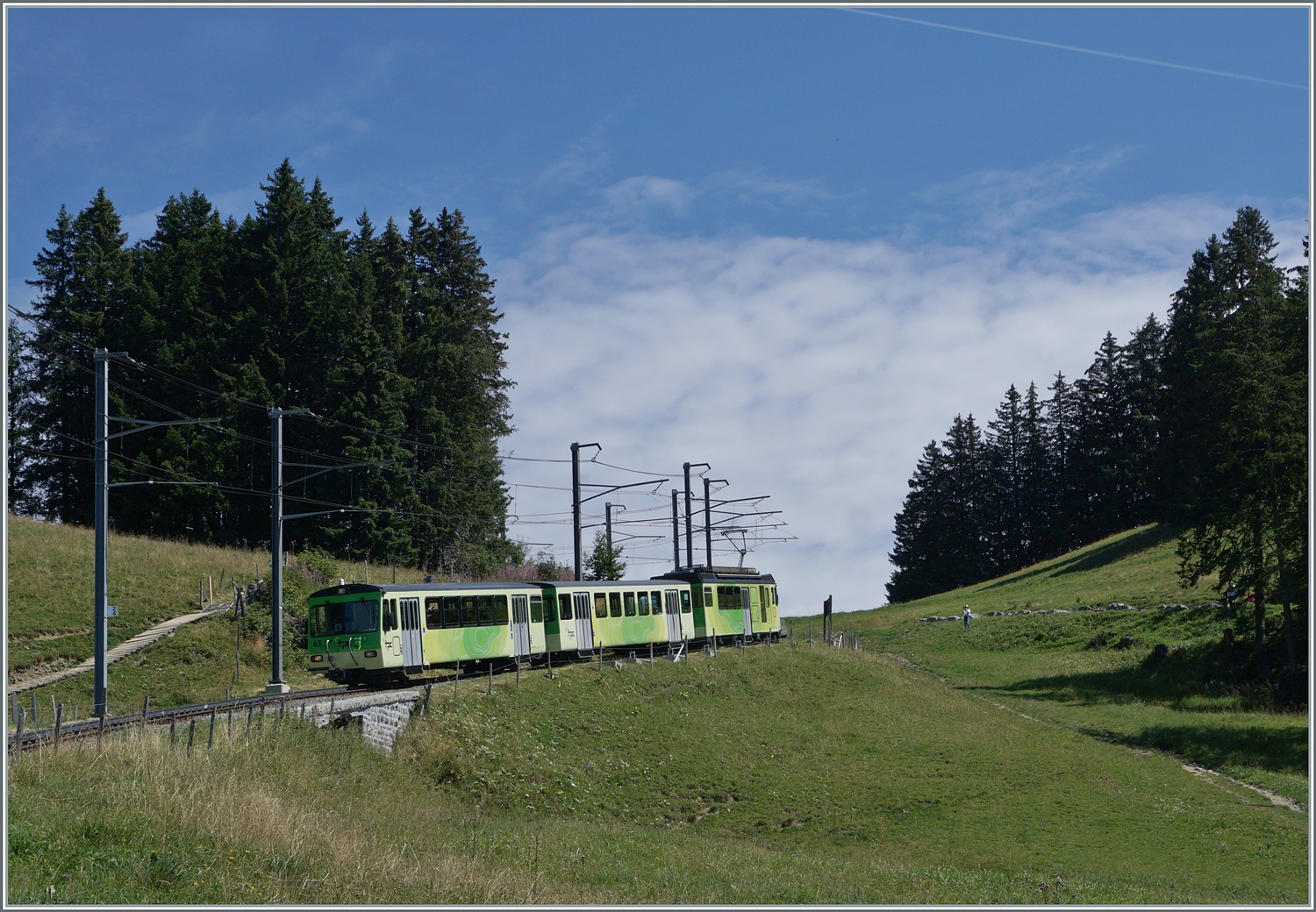 Der TPC BVB BDeh 4/4 83 nähert sich mit seinem Zug Col-de-Soud.

19. Aug. 2023