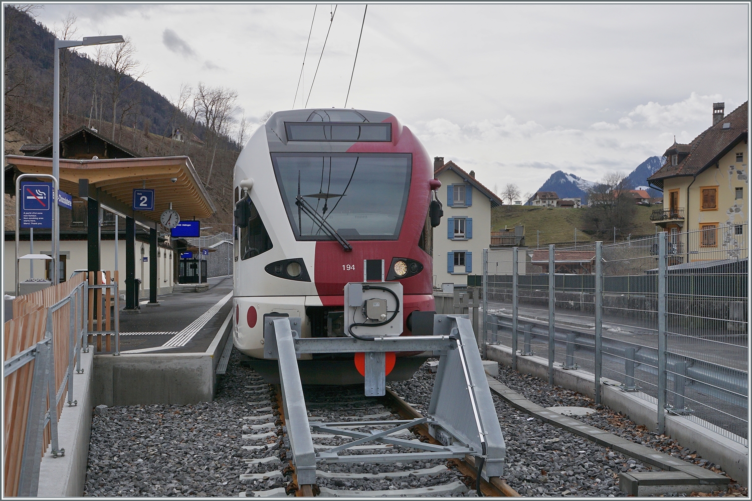 Der TPF RABe 527 194 ist in Broc Chocolaterie als RE 3816 von Bern her angekommen und hat nun eine Pause bis 14:03, seiner Abfahrtszeit nach Düdingen als RE 4023. In der Zwischenzeit erreichen und verlassen andere Triebwagenzüge Broc Chocolaterie im Halbstundentakt. 
Bis im April 2022 wurde die Station von Schmalspurzügen im Stundentakt bedient, seit dem 24. August 2023 verkehren Normalspurzügen im Halbstundentakt und ab dem Fahrplanwechsel 10. Dez. 2023 änderte der Name der Station von  Broc Fabrique  auf  Broc Chocolaterie . 

24. Jan. 2024