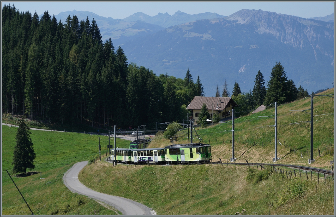 Der TPV BVB BDeh 4/4 82 hat den Bahnhof Col-de-Soud verlassen und fährt nun weiter Richtung Gipfelstation Col de Bretaye. 

19. August 2023