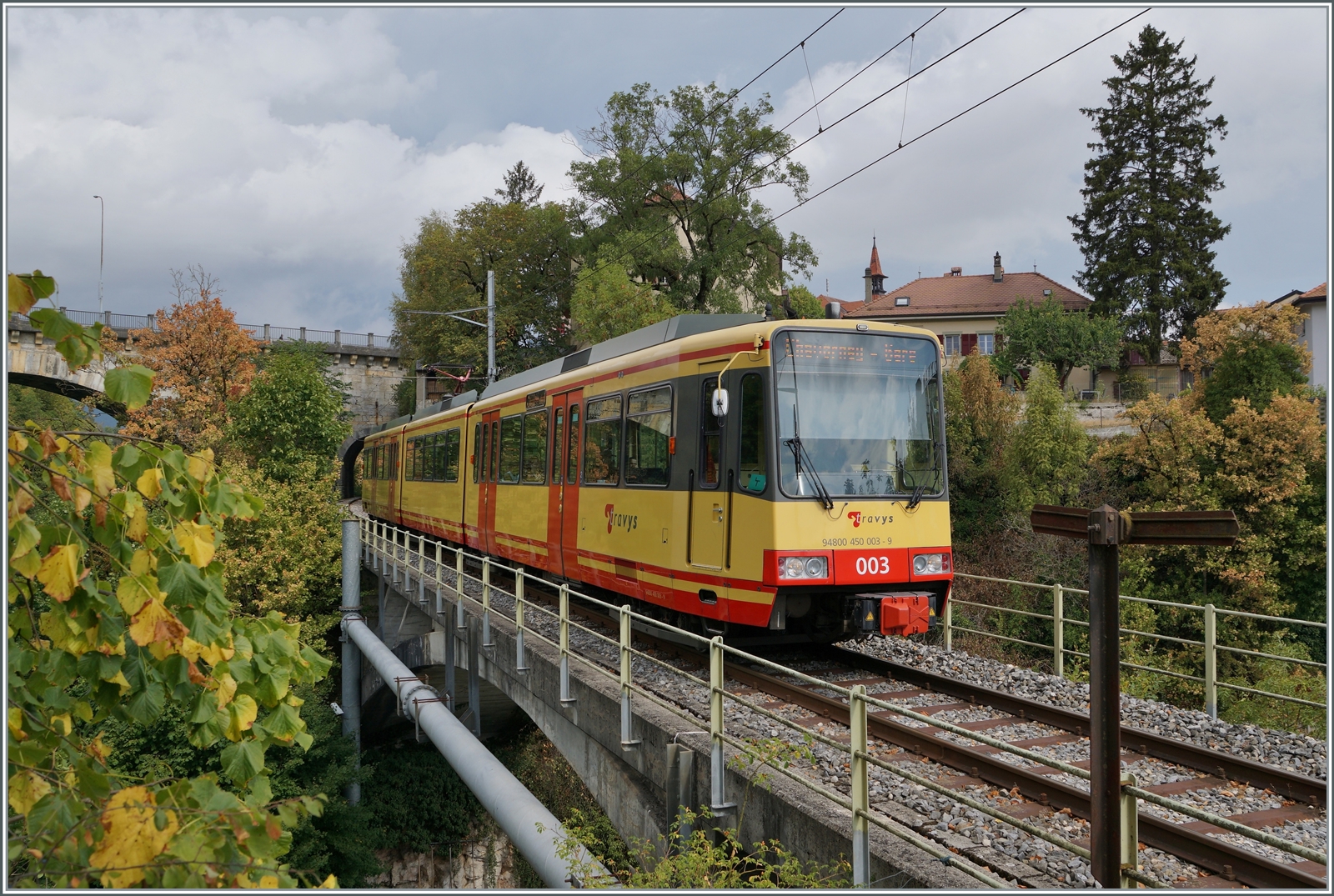 Der TRAVYS Be 4/8 003 (0948000 450 003-9 GT8-100D/2S) ist als Regionalzug 26825 von Orbe nach Chavornay unterwegs, berquert kurz nach seiner Abfahrt die Orbe und erreicht unmittelbar darauf den Halt St-Eloi.

15. August 2022