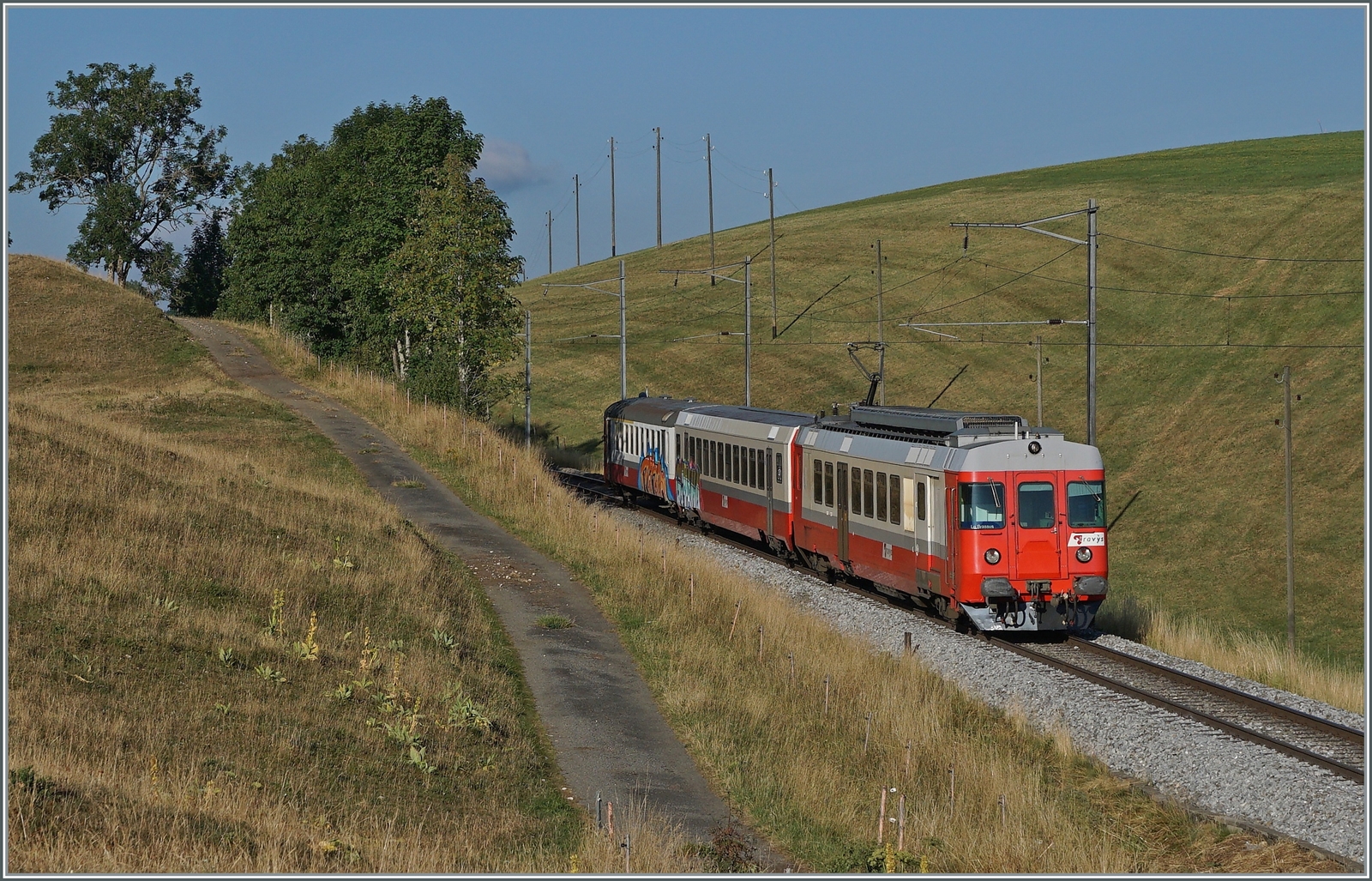 Der TRAVYS RBDe 567 schiebt seinen Regionalzug bei Les Charbonieres in Richtung Le Brassus.

21. Juni 2022