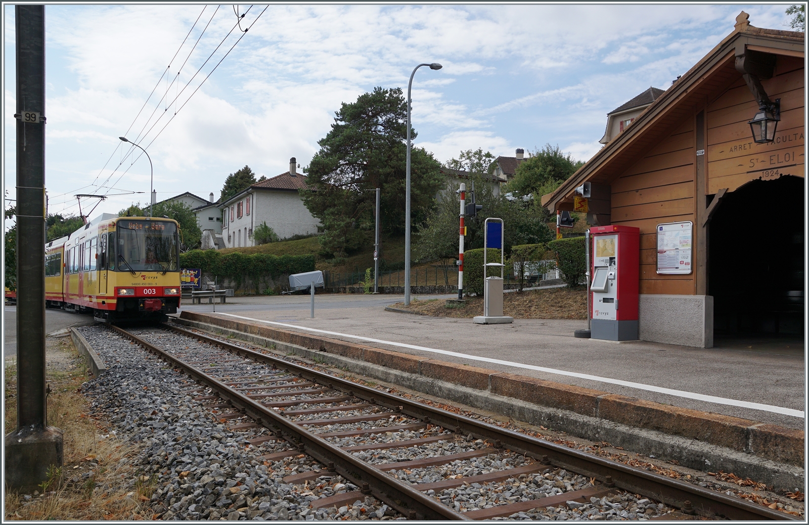 Der TRAVYS/OC Be 4/8 003 erreicht auf der Fahrt von Chavornay nach Orbe den kleinen Halt St-Eloi. 

15. Aug. 2022