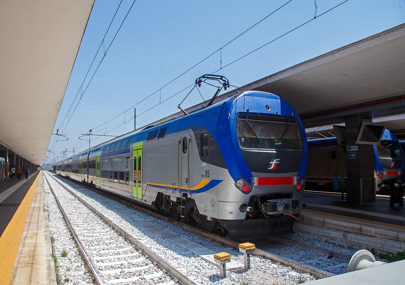 Der Trenitalia Treno 05, Treno Alta Frequentazione Ale 426 - 005/ Ale 506 - 005 (94 83 4426 005-4 I-TI), der Trenitalia steht am 16.07.2022 im Bahnhof Napoli Centrale zur Abfahrt bereit.

Der Treno Alta Frequentazione wurde, als Doppelstock-Elektrotriebzug, für den Regionalverkehr konzipiert. Das Design der von dem Konsortium AnsaldoBreda, ABB Tecnomasio (Motore) und Firema (Bordsysteme und Steuerung) produzierten Züge stammt vom italienischen Designer Pininfarina, der zuvor mit dem Design 500 ETR betraut war. Die aus vier miteinander verbundenen Wagen bestehenden Züge besitzen auf beiden Seiten 8 doppeltürige Schwenkschiebetüren. Ein Triebzug setzt sich zusammen aus dem Motorwagen Ale 426, zwei nicht angetriebene Zwischenwagen Le 736 und einem Motorwagen Ale 506. 