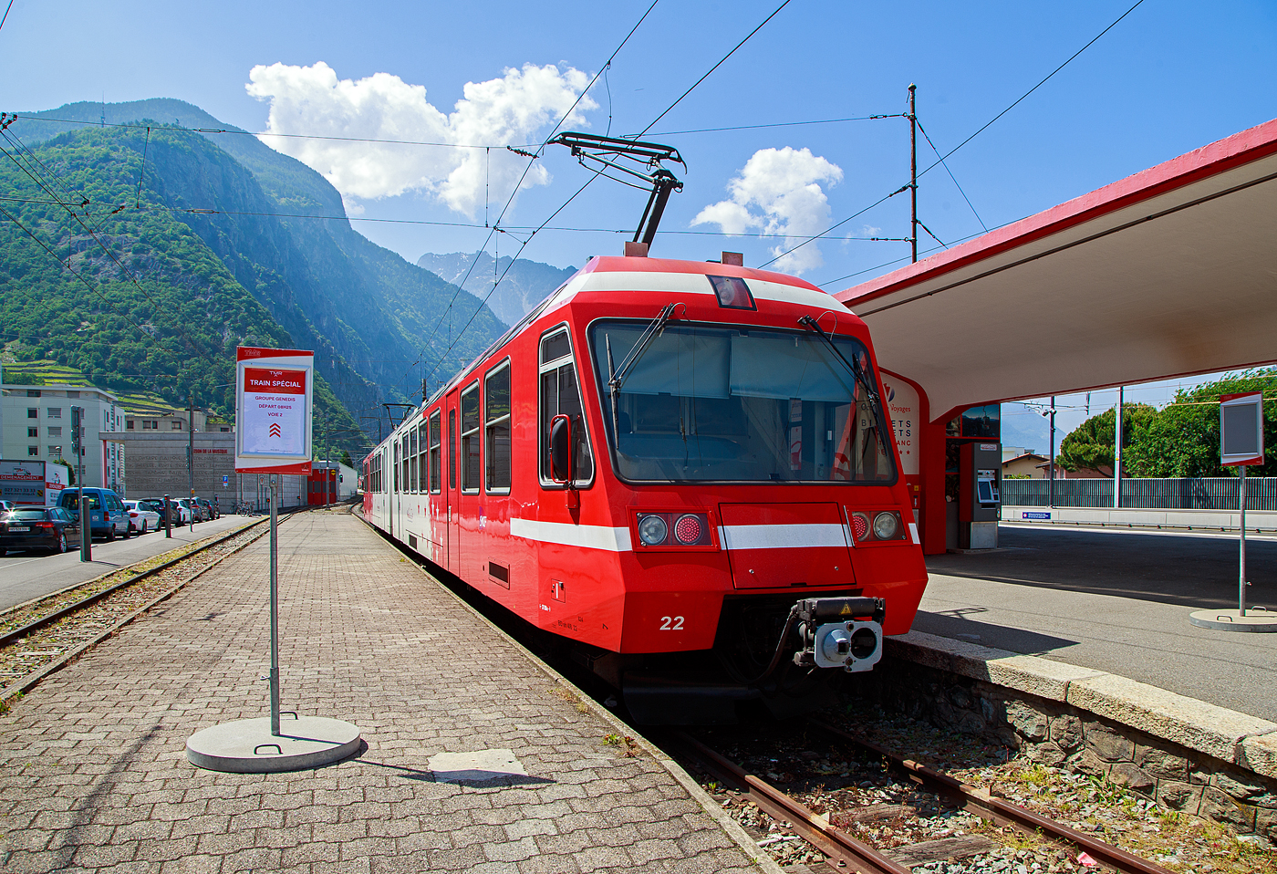 Der Triebwagen TMR BDeh 4/8 22 (Z 823/Z 824), TSI-Nr. 90 85 838 0822-9 CH-TMRSA verlässt am 26. Mai 2023, als R132  „Mont-Blanc Express“ nach Vallorcine (F) via Châtelard, den Bahnhof Martigny (deutsch Martinach). Vom französischen Bahnhof Vallorcine kann man dann mit der SNCF die weiterführende Bahnstrecke via Chamonix nach Saint-Gervais weiterfahren.

Die beiden Triebwagen BDeh 4/8 21–22, für den gemischtem Adhäsions- und Zahnradbetrieb, der Martigny-Châtelard-Bahn (MC), wie auch die drei weitere französische Triebwagen SNCF Z800 801/802, 803/804 und 805/806, wurden (durch die gemeinsame Bestellung) die mechanischen Teile von Vevey Technologies SA in Villeneuve (vormals ACMV - Ateliers de constructions mécaniques de Vevey, später Bombardier Transportation) gebaut. Der Zahnradteil ist von der SLM, die elektrische Ausrüstung von Adtranz.

TECHNISCHE DATEN:
Bezeichnung: TMR BDeh 4/8 (21–22), SNCF Z800 (801/802, 803/804 und 805/806)
Gebaute Anzahl: 5 
Spurweite: 1.000 mm (Meterspur)
Achsfolge: Bo'zz 2' + 2' Bo'zz
Zahnstangensystem: Riggenbach (bzw. Strub)
Länge über Kupplung: 37.800 mm
Leergewicht: 72,0 t
Leistung: 2 x 1.000 kW
Höchstgeschwindigkeit mit Adhäsionsantrieb: 70 km/h
Höchstgeschwindigkeit mit Zahnradantrieb: 23 km/h / (Talfahrt 16 km/h)
Antriebsart: Elektrisch über Oberleitung oder seitlicher Stromschiene
Fahrleitungsspannung: 830 V DV (=)
Sitzplätze: 96
Kupplung: Scharfenberg