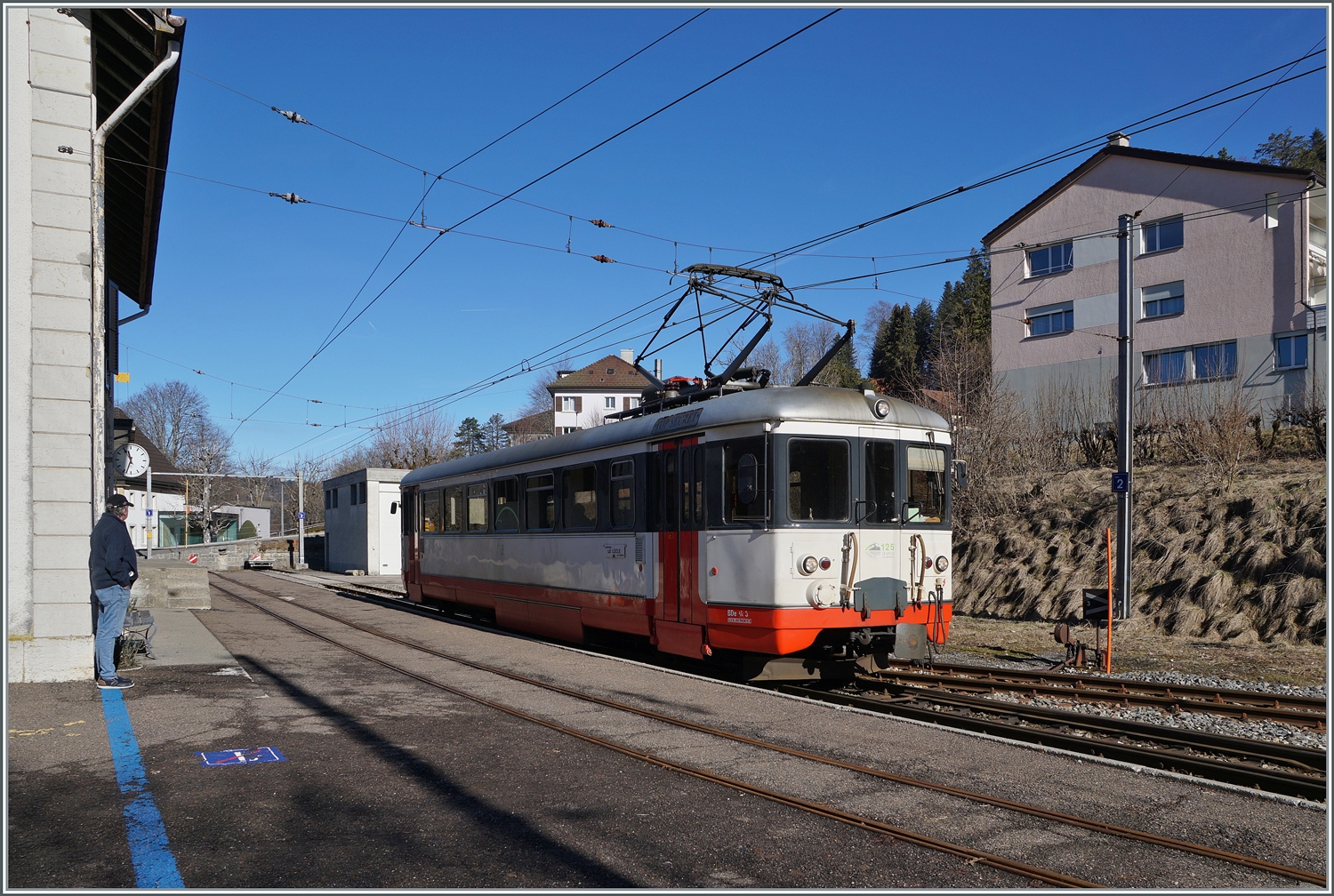 Der TRN (TansN, ex cmn) BDe 4/4 N° 3 wartet in Les Brenets auf die Rückfahrt als R 24 nach Le Locle. Eigentlich hätte die Strecke Ende 2023 stillgelegt werden sollen, doch wurden die am 24. Juli 23 entstanden Unwetterschäden beseitigt und die Bahn soll nun doch noch bis 2031 weiterhin verkehren. Dabei ist anzumerken, dass die 1950 in Italien hergestellten BDe 4/4 3 und 5 nun schon seit 74 Jahren im Einsatz stehen! Gäbe es eine Steigerung von  Nachhaltigkeit  so würde sie wohl  BDe 4/4 N° 3  lauten...

3. Februar 2024