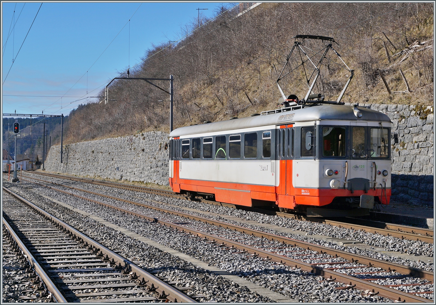 Der TRN (TansN, ex cmn) BDe 4/4 N° 3 verlässt Le Locle als R 24 nach Les Brents. Eigentlich hätte die Strecke Ende 2023 noch gelegt werden sollen, doch wurden die am 24. Juli 23 entstandenen Unwetterschäden beseitigt und die Bahn soll nun doch noch bis 2031 weiterhin verkehren. Dabei ist anzumerken, dass die 1950 in Italien hergestellten BDe 4/4 3 und 5 nun schon seit 74 Jahren im Einsatz stehen! Gäbe es eine Steigerung von  Nachhaltigkeit  so würde sie wohl  BDe 4/4 N° 3  lauten... 3. Februar 2024