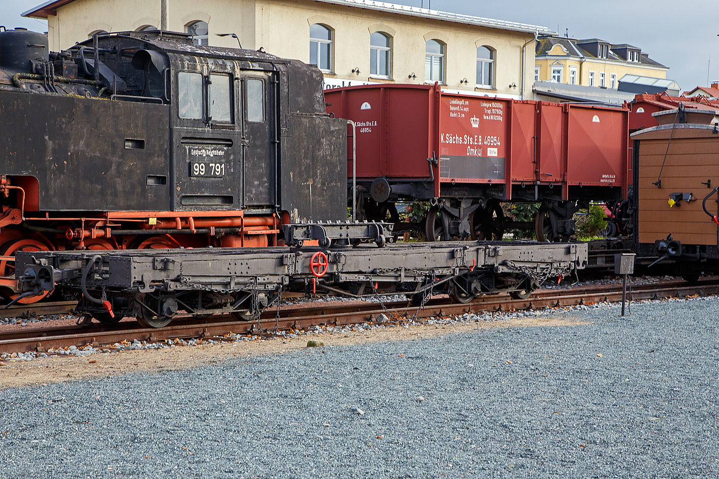 Der vierachsige 750 mm-Schmalspur Langholzwagen bzw. Drehschemelwagen, ex DR 97-25-20 der Gattung HH vom Traditionsbahn Radebeul e.V. abgestellt am 07.12.2022 beim Schmalspur-Bahnhof Radebeul Ost (Lößnitzgrundbahn).

Der Wagen wurde 1926 von der Waggonfabrik Zwickau gebaut, seit 2000 Eigentum des Vereins und war  zuletzt im Radebeuler Planbestand, ist z.Z. aber nicht betriebsfähig. Der kann einzeln als Flachwagen mit hoch gedrehten Rungen verwendet werden, oder für den Langholztransport werden zwei aneinander gekuppelt und das Langholz wird dann auf die Drehschemel mit Rungen geladen und gesichert. 
