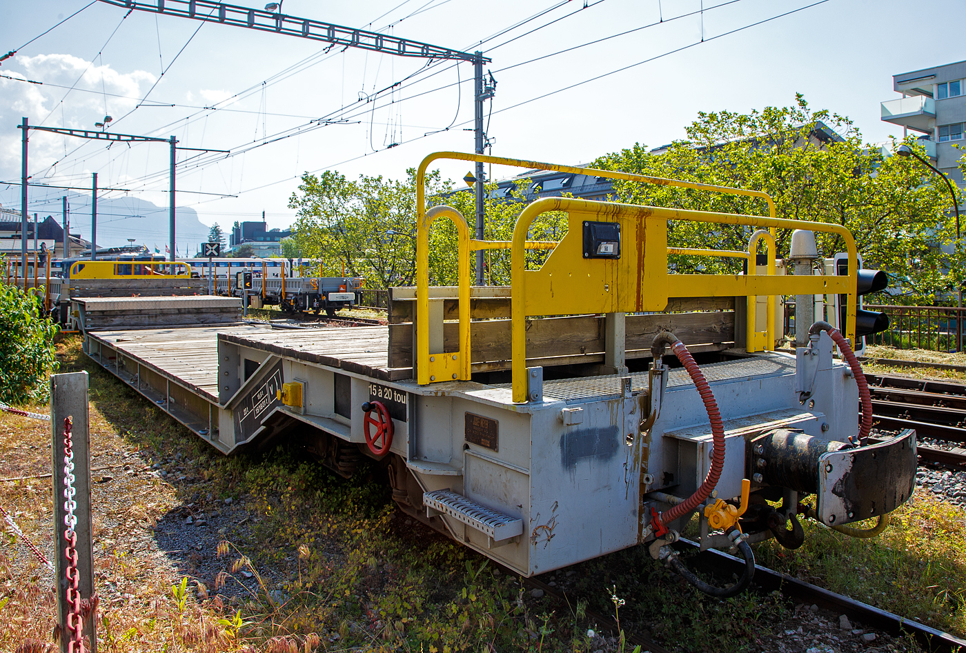 Der vierachsige Drehgestell-Tiefbett-Flachwagen als Dienstgüterwagen MOB X 775 der Montreux-Berner Oberland-Bahn, ex RhB Sbk-v 7705, abgestellt am 26.05.2023 in Vevey.

Der Wagen wurde 1999 von der Josef Meyer Waggon AG in Rheinfelden (CH) unter der Fabriknummer 2314 gebaut und an die RhB (Rhätische Bahn AG - Bündner Güterbahn) als Niederflur-Containerwagen Sbk-v 7705 (RhB Serie Sbk-v 7701-7715) geliefert. Im Februar 2013 wurde der Wagen bei der RhB ausrangiert und an die MOB verkauft. Bei der MOB wurde der Wagen umgebaut und an die MOB Normalien angepasst. Zum Umbau gehörte die komplette Belegung des Stahlrahmens mit Holzbohlen, so wurde aus dem Containerwagen ein Tiefbettflachwagen, das Eigengewicht stieg von 14,2 t auf nun 15,6 t. Im Juni 2013 erfolgte die Inbetriebnahme als X 775 bei der MOB.

1999 bzw. 2002 stellt die RhB vierachsige Drehgestelltragwagen Sbk-v 7701-7715 (26 t Traglast) und Sb-v 7716-7730 (verstärkt, mit 30 t Traglast) in Dienst. Bedingt durch den Niederfluranteil kann zwar nur ein Container transportiert werden, dies allerdings auch auf dem eingeschränkten Lichtraumprofil der Berninabahn.

Sechs dieser Wagen Niederflur-Containerwagen der  RhB Serie Sbk-v 7701-7715 (Sbk-v 7701 bis 7706) wurden von der MOB gekauft und zu den Tiefbett-Flachwagen MOB X 771 bis 776 umgebaut.

TECHNISCHE DATEN:
Hersteller: Josef Meyer Waggon AG in Rheinfelden (CH)
Baujahr: 1999 (Umbau 2013 durch MOB)
Spurweite: 1.000 mm (Meterspur)
Achsanzahl: 4 (in 2 Drehgestellen)
Länge über Puffer: 16.300 mm 
Breite: 2.660 mm
Drehzapfenabstand: 10.370 mm 
Achsabstand im Drehgestellt: 1.400 mm
Laufraddurchmesser: 750 mm
Drehgestell- Typ (Bauart): JMR Or 92/12
Ladelänge im Tiefbett: ca. 7.800 mm
Höhe Tiefbett  ab Schienenoberkante: ca. 600 mm
Eigengewicht: 15.600 kg (ursprünglich bei RhB 14.200 kg)
Max. Ladegewicht: 23 t
Höchstgeschwindigkeit: 90 km/h (>7 t Beladung) / 80 km/h (ab 7 t Beladung)
Feststellbremse: Ja
Kupplungen: Mittelpuffer mit einer Schraubenkupplungen (Zp 1)

Quellen: x-rail.ch, RhB - Bündner Güterbahn und eigene Sichtung