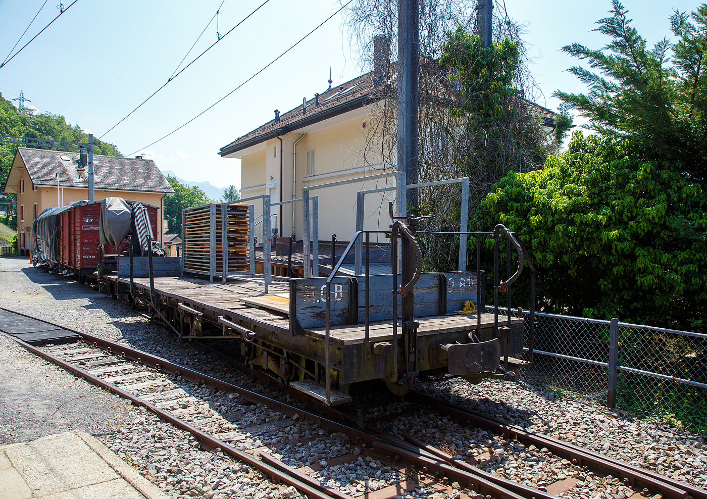 Der vierachsige Flachwagen mit Rungen, Stirnborde und einer offenen Bremserbühne ex MOB O 810 (Montreux Oberland Bernois / Montreux-Berner Oberland-Bahn), heute im Bestand der Museumsbahn Blonay–Chamby, abgestellt am 27.05.2023 beim Bahnhof Chamby.

Der Wagen wurde 1905 von der Waggon- und Maschinenfabrik Aktien-Gesellschaft vorm. Busch in Bautzen für die MOB gebaut. Im Jahr 1989 ging er an die Museumsbahn BC.

TECHNISCHE DATEN:
Typ: 0
Baujahr: 1905
Hersteller: Busch in Bautzen
Spurweite: 1.000 mm (Meterspur)
Achsanzahl: 4
Länge über Puffer: 10.500 mm
Drehzapfenabstand: 5.500 mm
Achsabstand im Drehgesell: 1.200 mm
Eigengewicht: 7,8 t
Nutzlast: 12 t

Quellen: Museumsbahn BC
