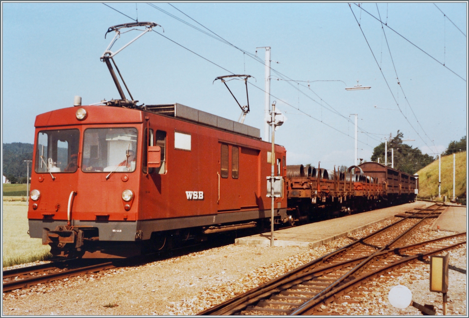 Der WSB De 4/4 44 ist mit zwei Rs und drei Tibs als Extragterzug 817 von Suhr Gtergleis nach Leimach unterwegs und hat Zetzwil erreicht.

18. Juli 1984