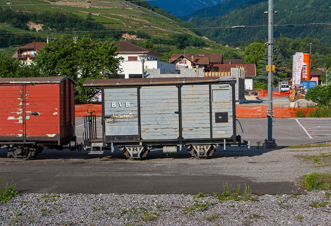 Der zweiachsige gedeckte Güterwagen mit Bremserbühne tpc BVB K 207 (1949 umgebaut aus dem ex BGVC L 155) ist am 28 Mai 2012 mit weiteren Güterwagen beim Bahnhof Bex abgestellt. Bild aus einem SBB Zug, 2012 waren bei der SBB noch Wagen im Einsatz bei denen ´die Fenster öffnen konnte.

Der Wagen wurde 1910 von der SWS (Schweizerische Wagons- und Aufzügefabrik AG) in Schlieren gebaut und als L 155 an die damalige Bex–Gryon–Villars–Chesières (BVGC) geliefert, 1949 wurde er zum BVB K 207 (Gk 207) umgebaut.

TECHNISCHE DATEN:
Spurweite: 1.000 mm (Meterspur)
Achsanzahl: 2
Zahnradsystem: 	Abt (Bremszahnrad)
Eigengewicht: 4,7 t
Max. Zuladung: 5 t
Bremszahnrad: Ja
Max. Neigung : 240 ‰
Höchstgeschwindigkeit: 45 km/h
