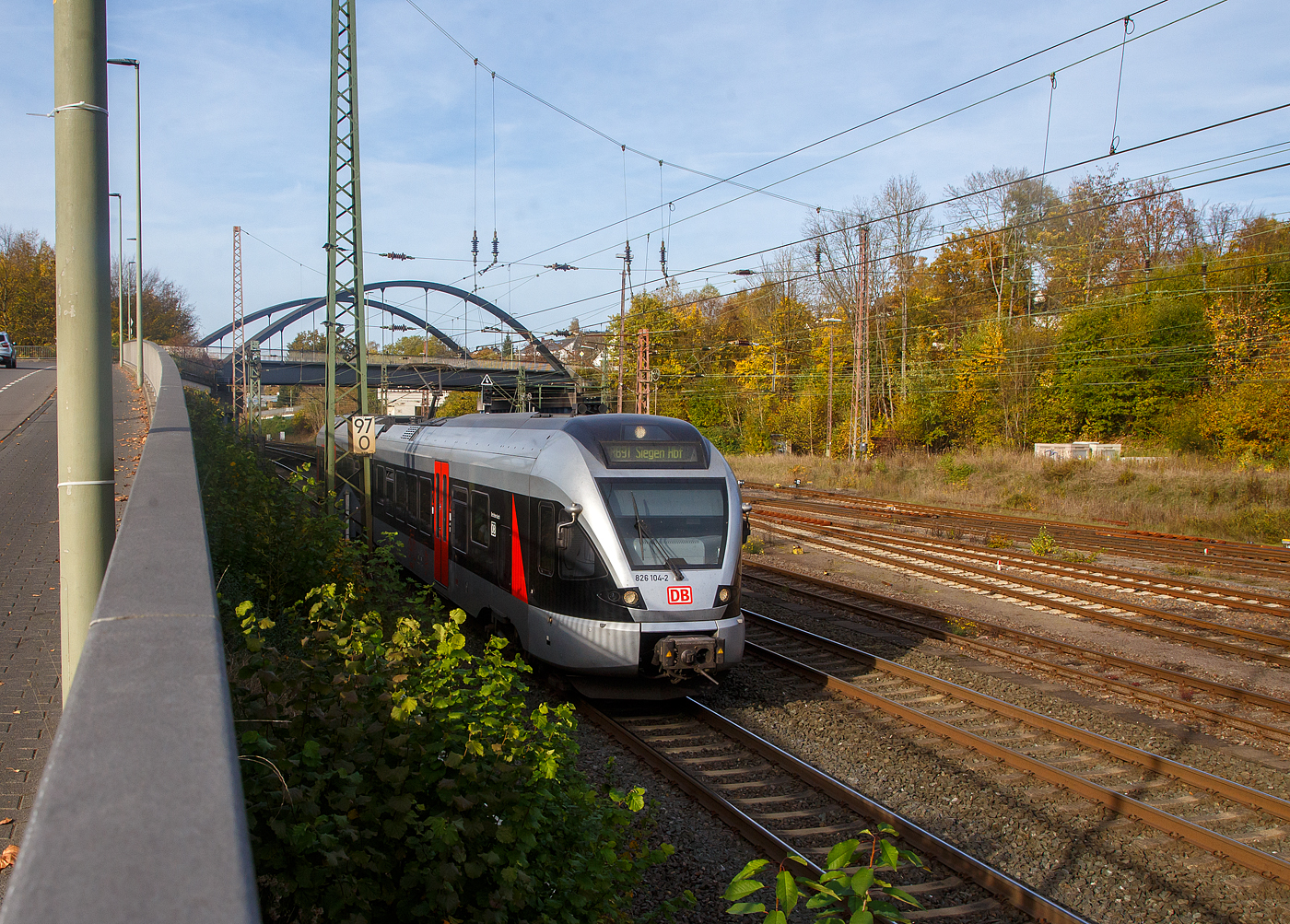 Der zweiteilige Stadler FLIRT DB 826 104-2 / 426 104-6 (94 80 0826 104-2 D-DB / 94 80 0426 104-6 D-DB) der DB Regio NRW, ex Abellio Rail NRW ET 22 2105, am 30.10.2022, als RB 91  Ruhr-Sieg-Bahn  (Hagen - Siegen), von Kreuztal weiter in Richtung Siegen.
